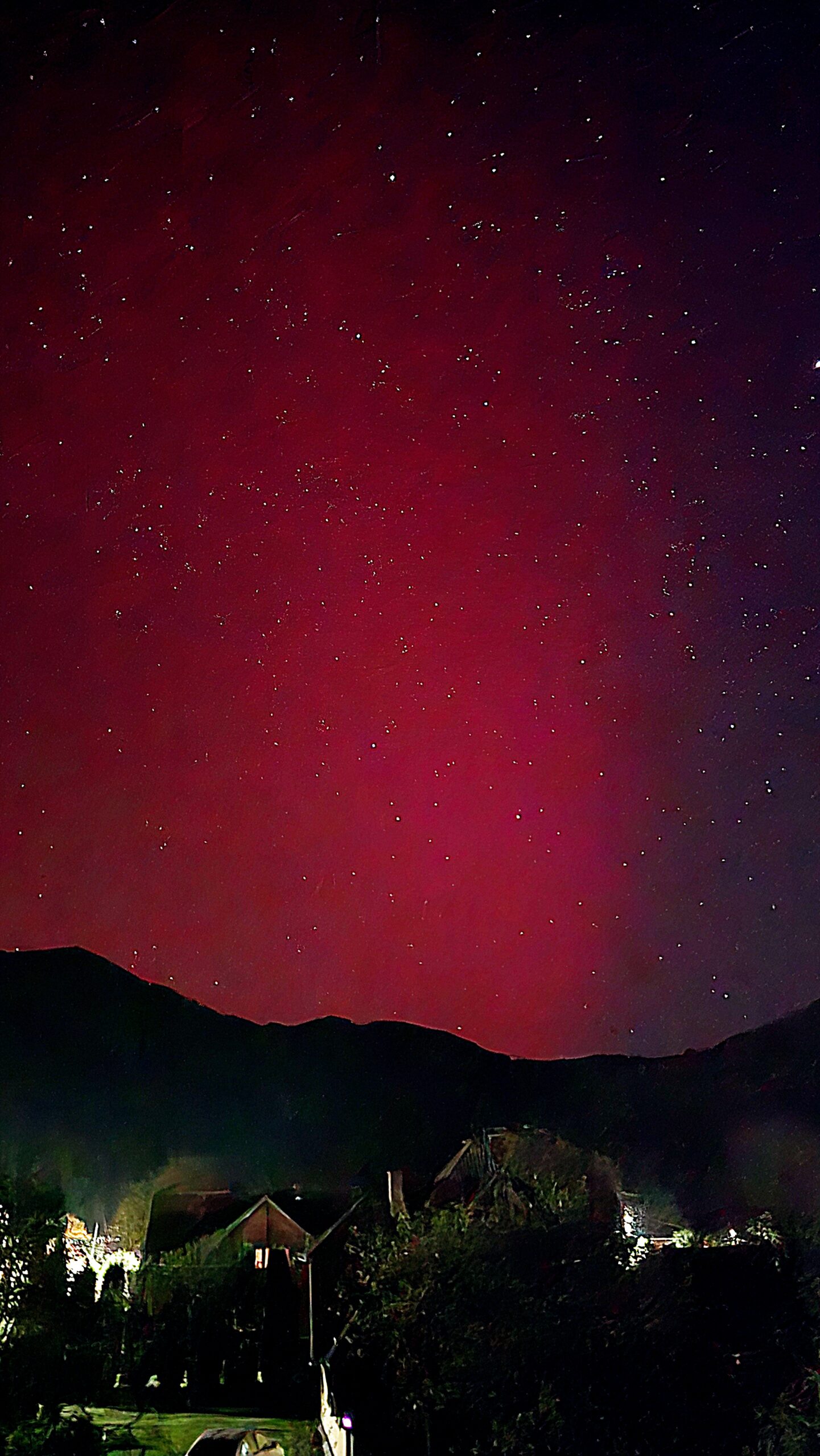 Aurora boreală roșie a luminat cerul României: Un fenomen rar cauzat de o furtună geomagnetică puternică 1 20241011 015637 scaled