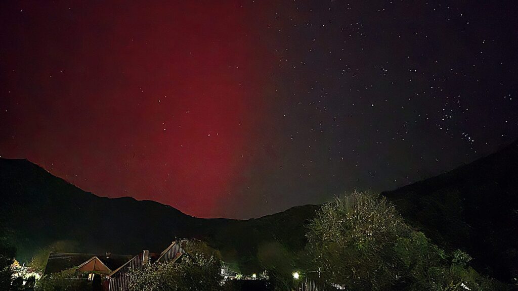 Aurora boreală roșie a luminat cerul României: Un fenomen rar cauzat de o furtună geomagnetică puternică 20241011 015727 scaled 1