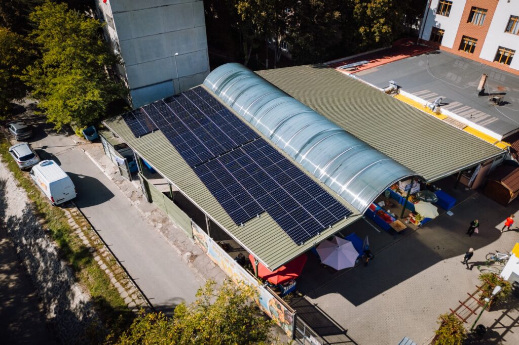 Au fost montate panouri fotovoltaice la Piața Dacia 3a5b81f9 ea67 4a93 96fe 0da33fdf638c