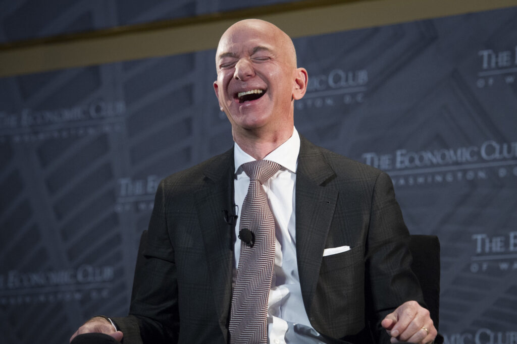 Jeff Bezos refuză sprijinul pentru Kamala Harris cu puțin înainte de alegeri AP18257042105863 scaled 1