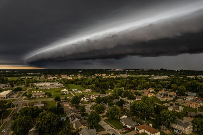 Generatoarele de ploi – Soluție împotriva secetei sau factor agravant al inundațiilor recente? Shelf Cloud Glenn Hughson Lawrence Kansas Aug 31 2021 e1630584763257