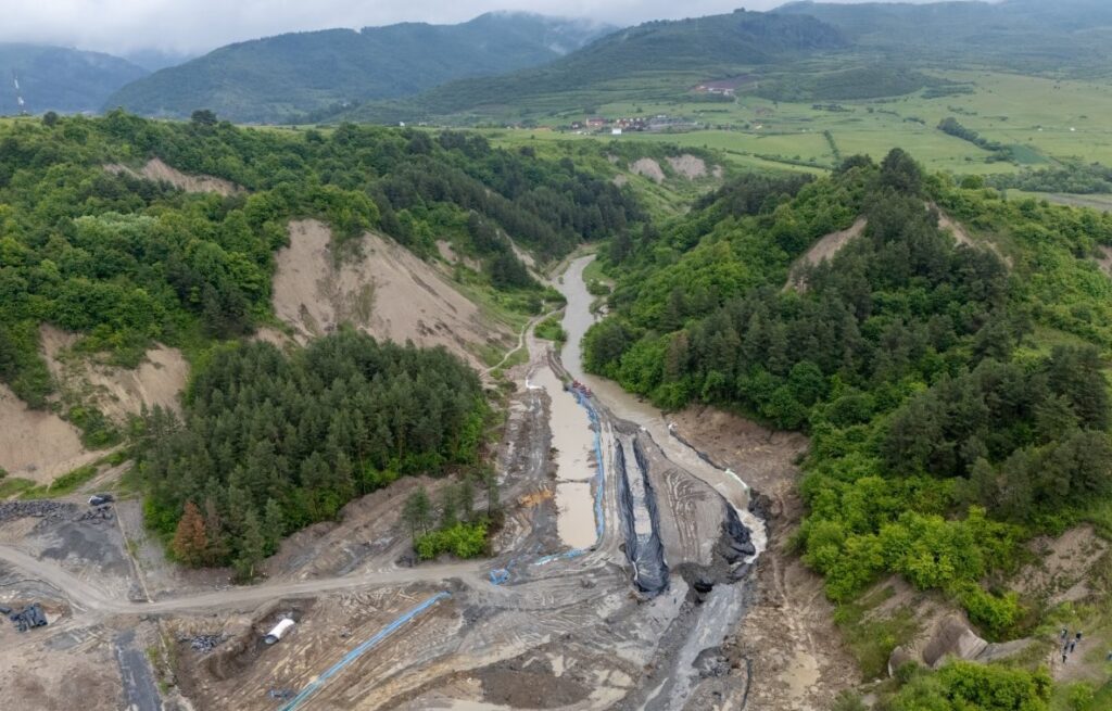 Zeci de familii din Praid evacuate de urgență!