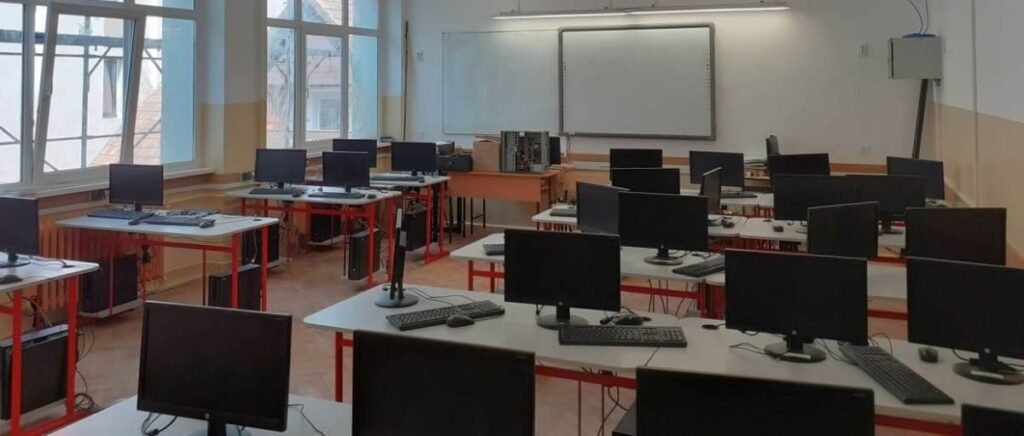 sala clasa informatica fonduri ue adr e1662042558595 1