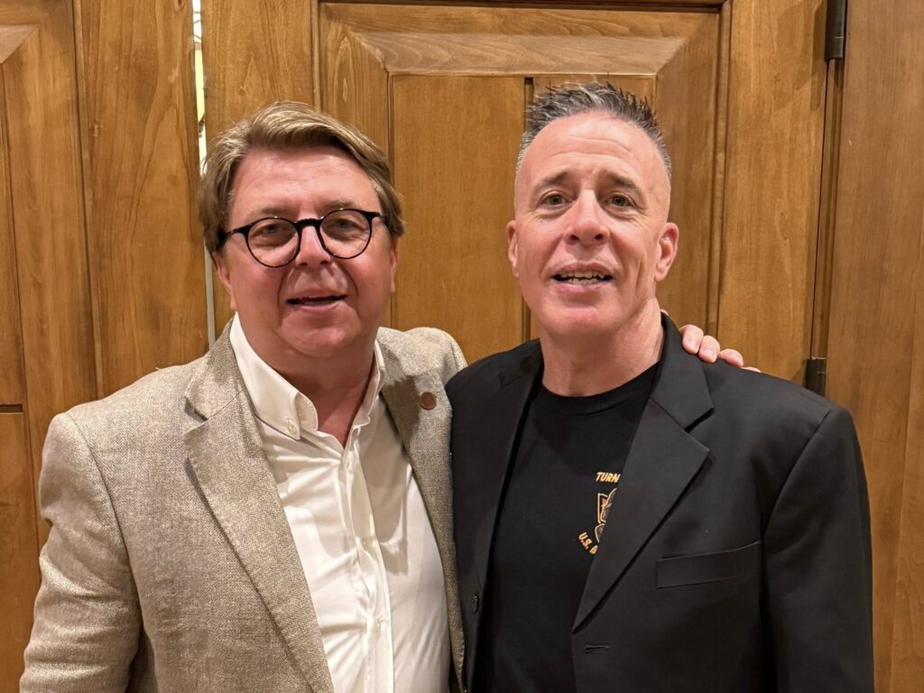 Senatorul AUR de Mureș la braț cu fostul coordonator ICE din SUA, demis pentru crime Senatorul AUR de Mureș si Gregory Bovino