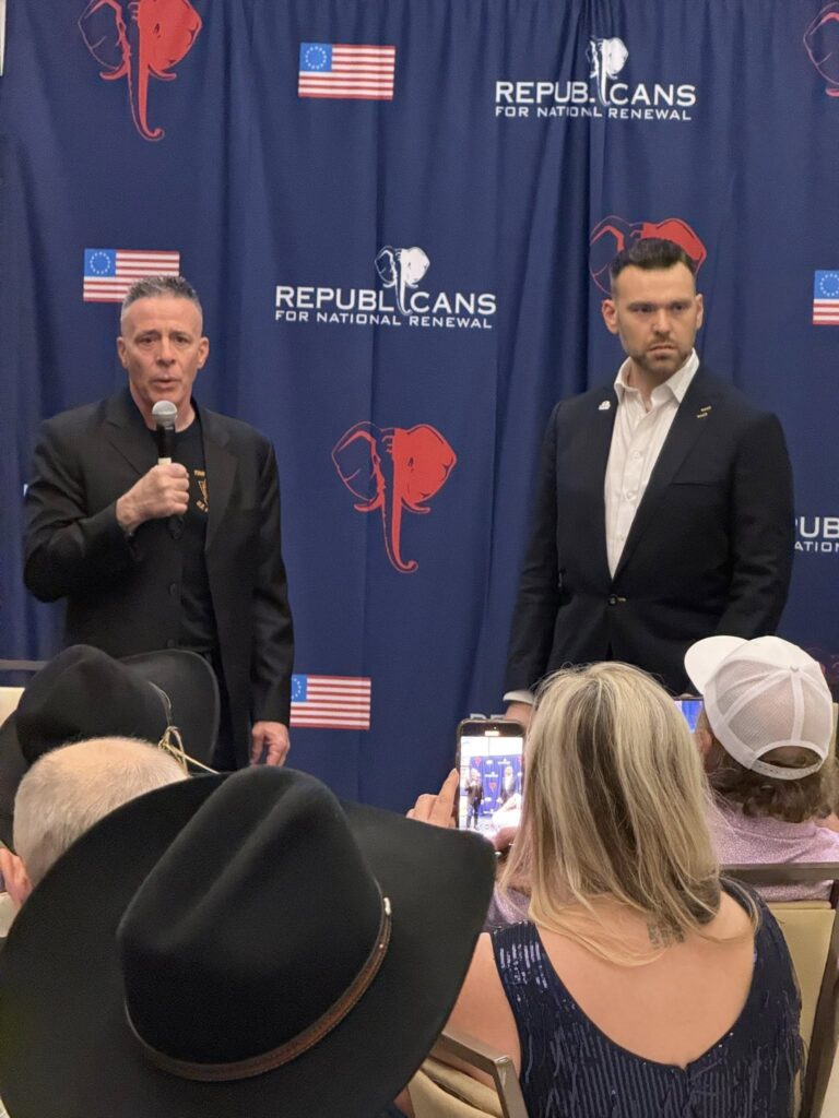 Senatorul AUR de Mureș la braț cu fostul coordonator ICE din SUA, demis pentru crime 1 bovino speech CPAC