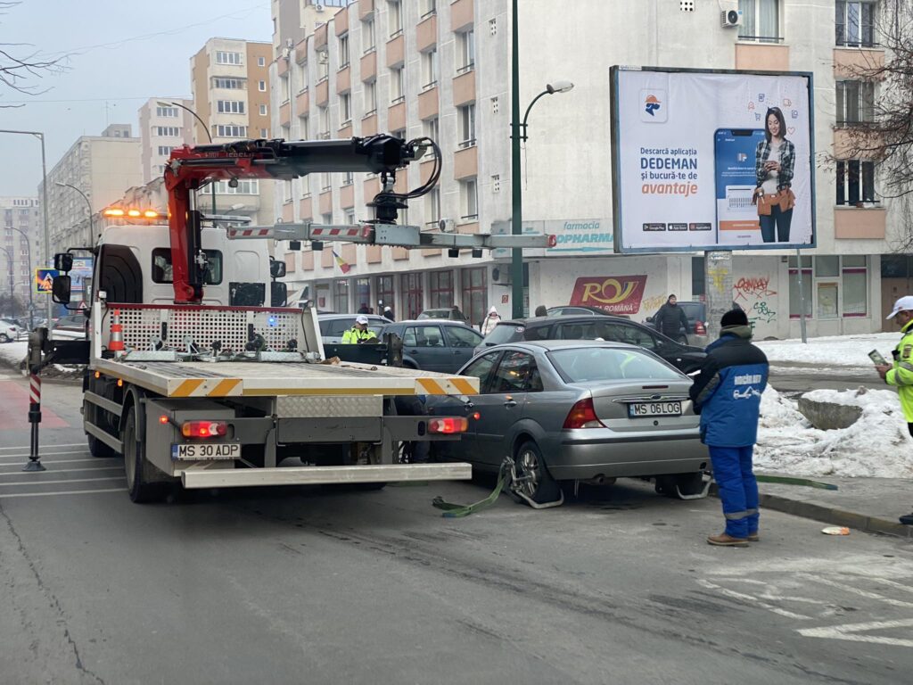 camion ridicat mașini
