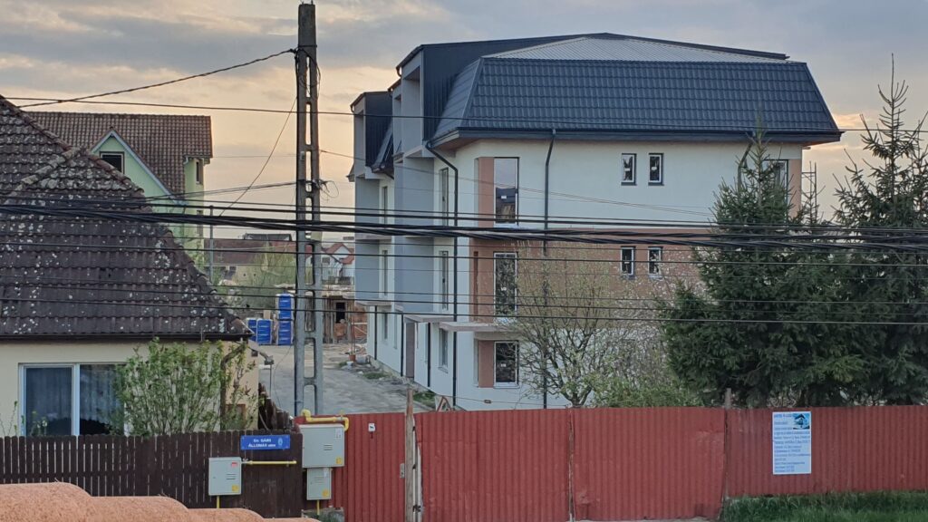 blocuri intre case