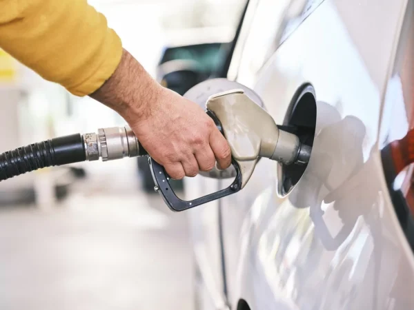 Guvernul va decide azi scăderea prețului la motorină cu 0,3 lei/litru pompa motorina