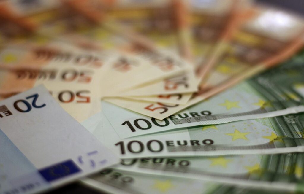 Parchetul European: Primar din Bihor, prins în flagrant în timp ce primea 28.000 de euro mită flagrant mita