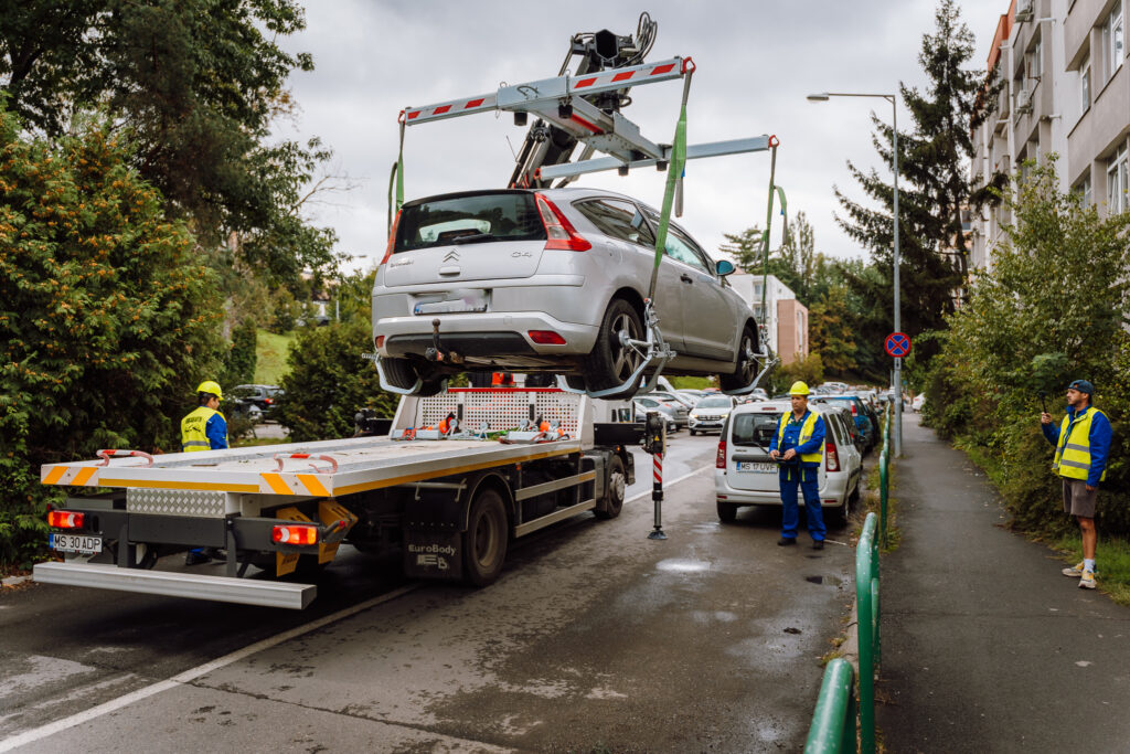 După 3 luni de suspendare, se reia serviciul de ridicat mașini în Târgu Mureș ridicat masini