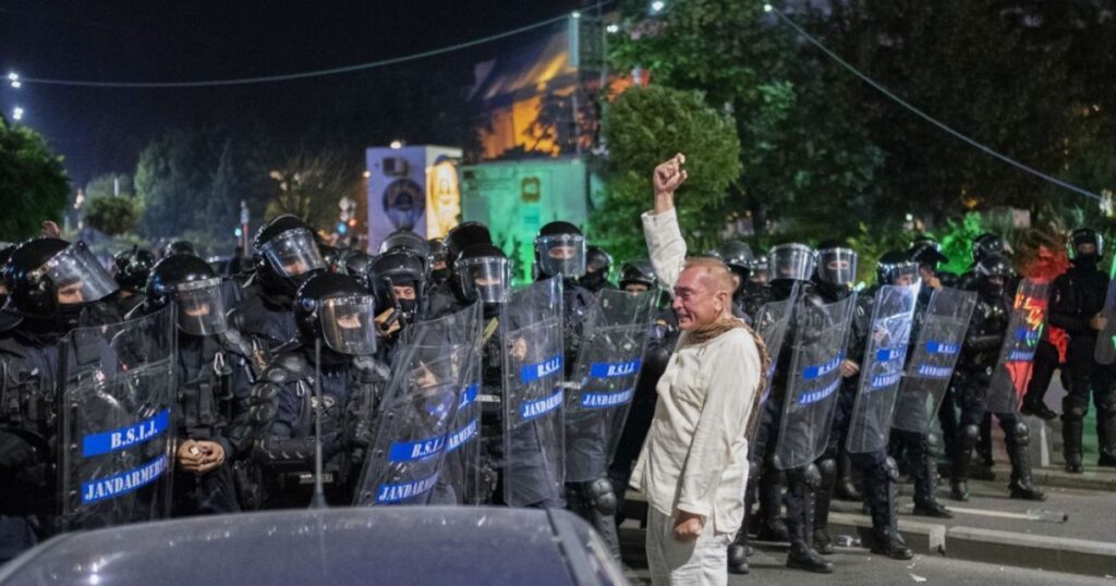 Dosarul 10 august: foștii șefi ai Jandarmeriei achitați de tribunal 10 august miting diaspora jandarmi