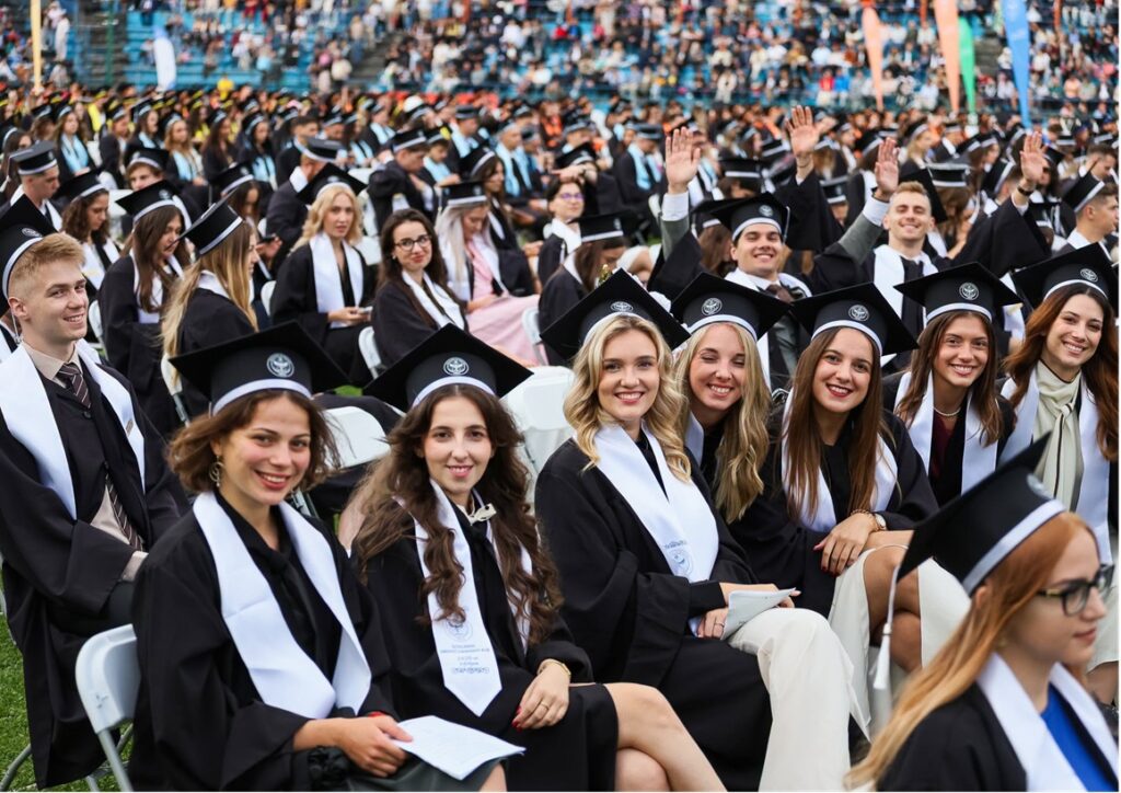 Cea mai mare promoție din istoria UMFST și-a luat rămas-bun de la anii de studenție 2 absolventi UMFST2 1