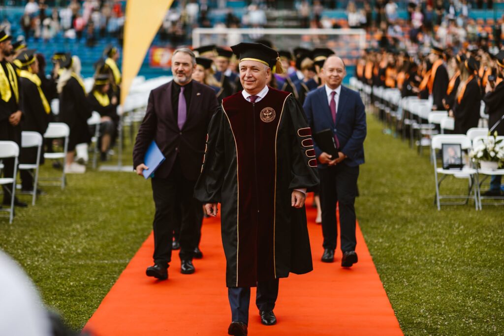 Cea mai mare promoție din istoria UMFST și-a luat rămas-bun de la anii de studenție 1 rector UMFST